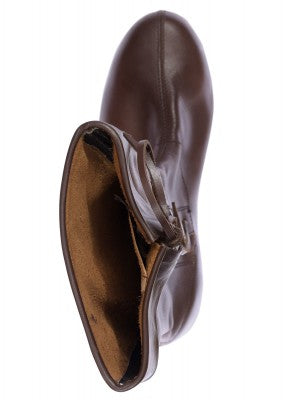 Vue de dessus de la botte médiévale haute en cuir brun foncé, avec ouverture large et laçage latéral