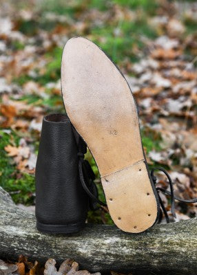 Chaussures Jorvik brun foncé avec vue de la semelle cloutée et du dessus, en cuir montantes pour reconstitution, GN ou LARP
