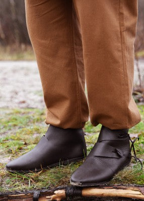 Chaussures Jorvik brun foncé portées aux pieds, en cuir montantes avec fermeture latérale, pour reconstitution, GN ou LARP