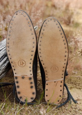 Semelles cloutées des chaussures vikings Jorvik noires, en cuir épais avec semelles rivetées