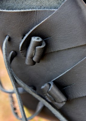Détail des boutons roulés en cuir des chaussures vikings Jorvik noires