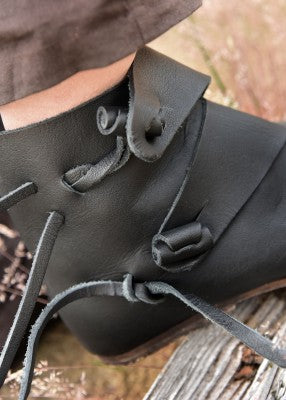 Détail de la fermeture à boutons roulés en cuir des chaussures vikings Jorvik noires