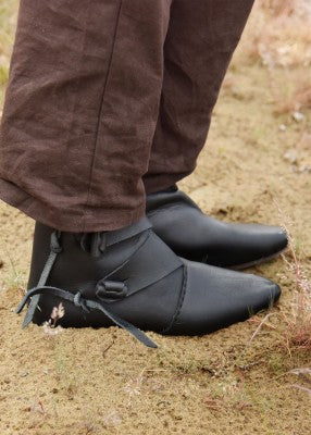 Chaussures vikings Jorvik noires portées aux pieds, avec tige montante et fermeture en cuir, pour reconstitution, GN ou LARP