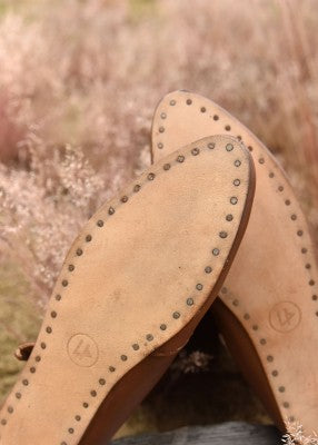 Semelles cloutées des bottes vikings marron, en cuir avec cloutage visible
