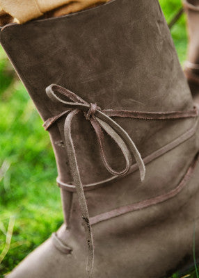 Bottes viking à lacets en cuir marron – reconstitution & spectacle, cuir marron, gros plan du nœud des lacets sur tige, LARP