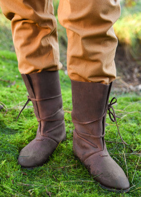 Bottes viking à lacets en cuir marron – reconstitution & spectacle, cuir vache marron, porté vue de face des deux bottes, GN