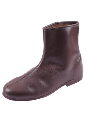 Bottine médiévale à lacets en cuir brun foncé, vue de profil sur fond blanc, avec tige montante