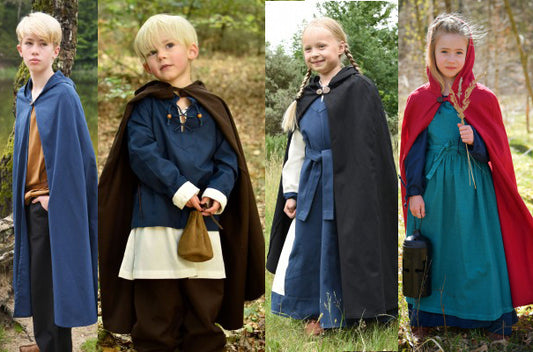 Cape Paul pour enfant en coton, aperçu des 4 coloris bleu, brun, noir et rouge portés pour reconstitution, GN ou LARP enfant