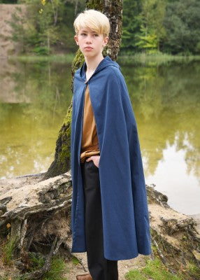Cape Paul pour enfant en coton bleu, portée de face en extérieur près d’un lac pour reconstitution historique, GN ou LARP enfant