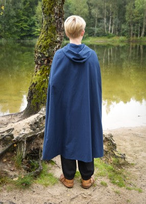 Cape Paul pour enfant en coton bleu, portée de dos avec capuche relevée près d’un lac pour reconstitution, GN ou LARP enfant