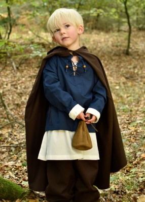 Cape Paul pour enfant en coton brun, portée de face en extérieur sur tunique bleue pour reconstitution historique, GN ou LARP enfant