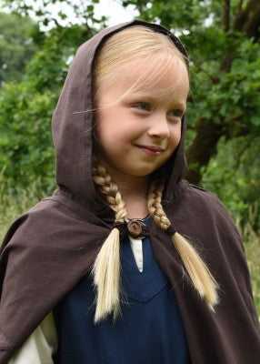 Cape Paul pour enfant en coton brun, portrait avec capuche relevée et fermeture au col pour reconstitution, GN ou LARP enfant