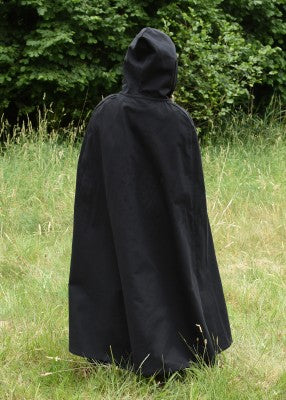 Cape Paul pour enfant en coton noir, portée de dos avec capuche relevée en extérieur pour reconstitution, GN ou LARP enfant