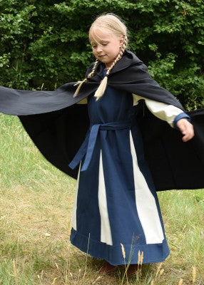 Cape Paul pour enfant en coton noir, portée ouverte en mouvement avec capuche sur robe bleue pour reconstitution, GN ou LARP enfant
