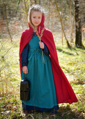 Cape Paul pour enfant en coton rouge, portée de face en extérieur avec capuche pour reconstitution historique, GN ou LARP enfant
