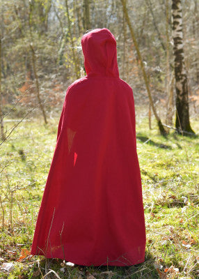 Cape Paul pour enfant en coton rouge, portée de dos avec capuche relevée en extérieur pour reconstitution, GN ou LARP enfant