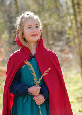 Cape Paul pour enfant en coton rouge, portrait avec capuche relevée et fermeture au col pour reconstitution, GN ou LARP enfant