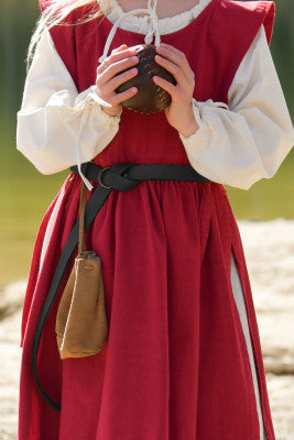 Ceinture médiévale enfant noire portée sur une robe rouge, avec anneau rond et petite aumônière, pour reconstitution, GN ou LARP