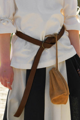 Ceinture médiévale enfant brun portée sur une tunique blanche, avec anneau rond et petite aumônière, pour reconstitution, GN ou LARP