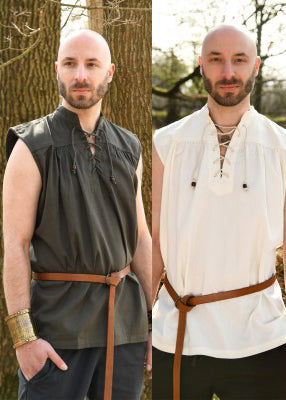 Chemise Constantin en 2 coloris, vert olive et naturel, portée de face pour reconstitution, GN ou LARP