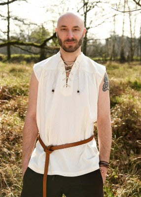 Chemise Constantin naturelle sans manches portée de face, avec col montant lacé et coupe ample