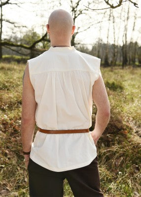 Vue de dos de la chemise Constantin naturelle, avec empiècement froncé et coupe ample