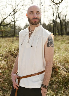 Chemise Constantin naturelle portée de trois quarts, sans manches et avec col lacé