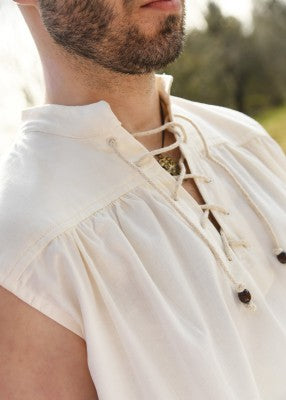 Détail du col montant lacé de la chemise Constantin naturelle, avec fronces et perles en bois