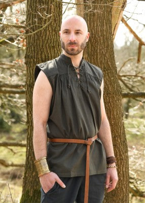 Chemise Constantin vert olive sans manches portée de face, avec laçage et coupe ample pour reconstitution, GN ou LARP
