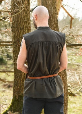 Vue de dos de la chemise Constantin vert olive, avec empiècement froncé et coupe ample