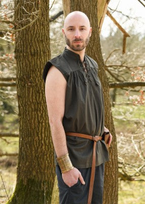 Chemise Constantin vert olive portée de trois quarts, sans manches et avec col lacé