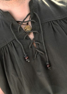 Détail du col lacé de la chemise Constantin vert olive, avec perles en bois et fronces