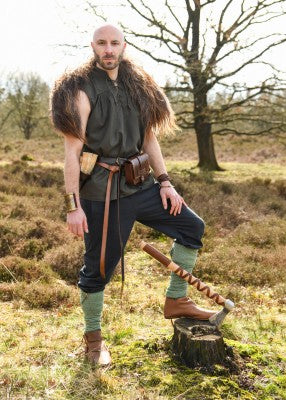 Chemise Constantin vert olive portée en pied, sans manches, avec coupe ample pour reconstitution, GN ou LARP