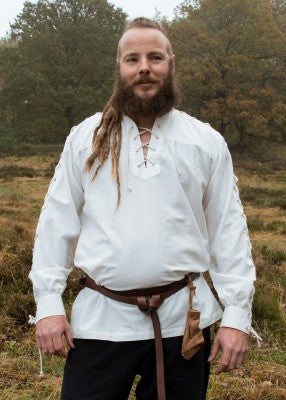 Chemise Corvin blanche en coton portée de face, avec col montant lacé et laçage sur les manches pour reconstitution, GN ou LARP