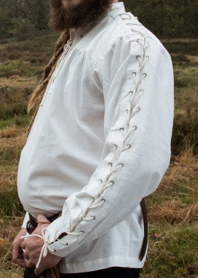 Détail du laçage sur la manche de la chemise Corvin blanche en coton