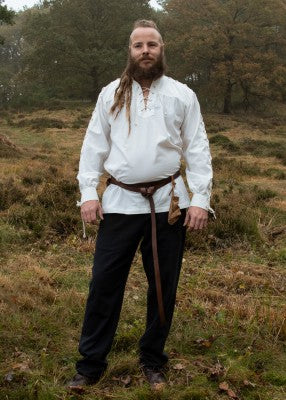 Chemise Corvin blanche en coton portée en pied, avec col montant lacé et manches à laçage intégral