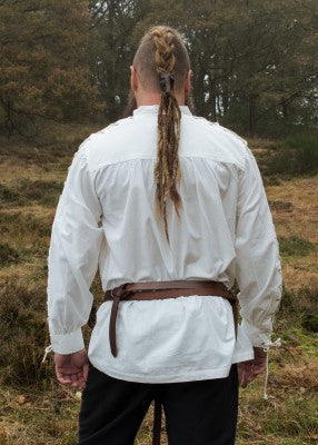 Vue de dos de la chemise Corvin blanche, avec empiècement d’épaule doublé et coupe ample