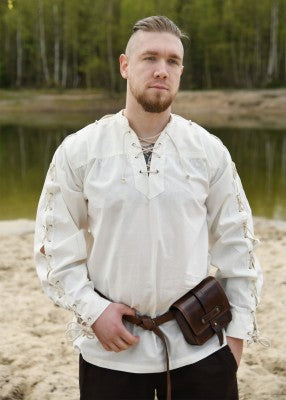 Chemise Corvin naturelle en coton portée de face, avec col montant lacé et manches à laçage intégral