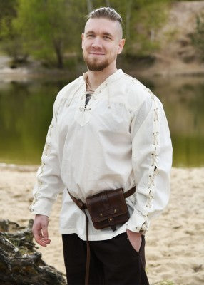 Chemise Corvin naturelle portée de trois quarts, avec manches lacées et coupe ample