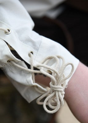 Détail du poignet lacé de la chemise Corvin naturelle en coton