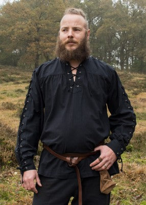 Chemise Corvin noire en coton portée de face, avec col montant lacé et manches à laçage intégral