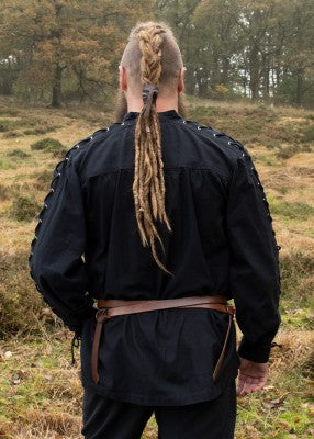 Vue de dos de la chemise Corvin noire, avec empiècement d’épaule doublé et coupe ample