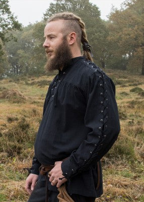 Chemise Corvin noire portée de profil, avec manches lacées et coupe ample