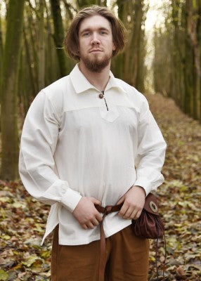 Chemise Götz naturelle en coton portée de face, avec col simple, ouverture boutonnée et coupe droite pour reconstitution, GN ou LARP