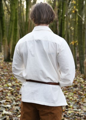 Vue de dos de la chemise Götz naturelle, avec coupe droite et empiècement d’épaule