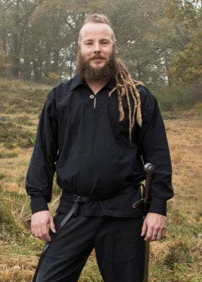 Chemise Götz noire en coton portée de face, avec col simple, ouverture boutonnée et coupe droite pour reconstitution, GN ou LARP