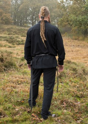 Vue de dos de la chemise Götz noire, avec coupe droite et empiècement d’épaule