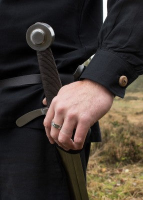 Détail du poignet de la chemise Götz noire, avec bouton en bois et manche resserrée