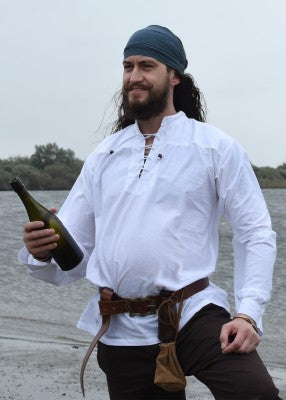Chemise Ludwig blanche en coton portée de face, avec col montant lacé, coupe ample et manches longues pour reconstitution, GN ou LARP