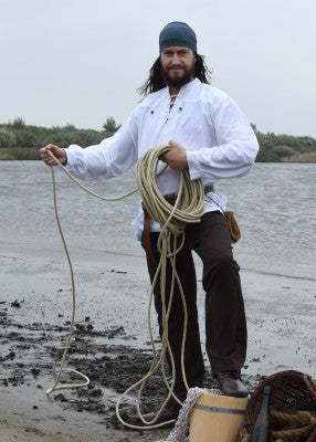 Chemise Ludwig blanche portée en pied, avec col lacé, manches longues et coupe ample pour reconstitution, GN ou LARP